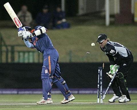 Rahul Dravid castled by Jeetan patel in India's warm up game against NZ